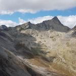 dominant erhebt sich über den Bergen der Umgebung die Gipfelpyramide des Piz Ot