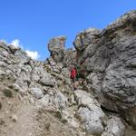 der Bergpfad leitet uns durch ein felsiges Couloir