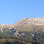 vom Hotel aus erkennen wir links die Las Trais Fluors und rechts davon der Piz Padella den wir am Vortag besucht hatten