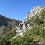 über den einfachen Wanderweg der sich nun leicht senkt, wandern wir geradeaus weiter