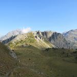 Blick zurück zur Hochfläche bei Davo Plattas und zum Il Jalet. Dahinter erkennt man den Piz Nair