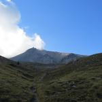 schräg ansteigend durchqueren wir die steile Nordflanke des Rückens, des Piz Daint den wir immer im Blickfeld haben