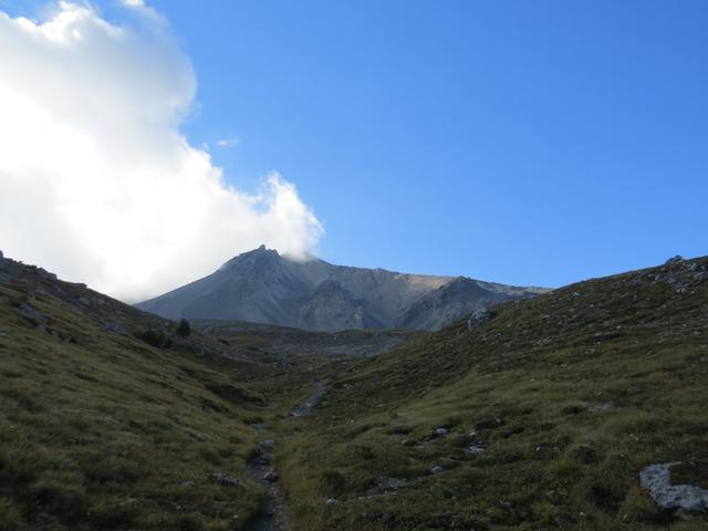 schräg ansteigend durchqueren wir die steile Nordflanke des Rückens, des Piz Daint den wir immer im Blickfeld haben