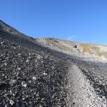 über feines Geröll schlängelt sich der Bergweg in die Höhe