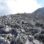 ist der Bergweg wegen Geröll nicht mehr ersichtlich, weisen Steinmänner und Markierungen den Weg