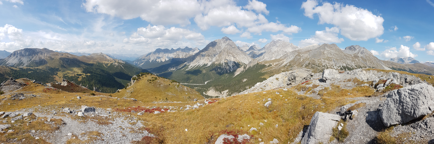 sehr schönes Breitbildfoto mit Blick Richtung Engadin. In der Bildmitte der Piz Nair