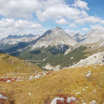 sehr schönes Breitbildfoto mit Blick Richtung Engadin. In der Bildmitte der Piz Nair