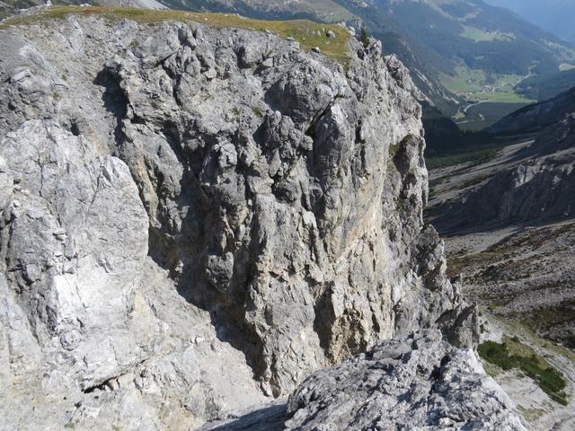 Blick Richtung Val Müstair. Senkrecht fallen auf dieser Seite die Felswände in die Tiefe