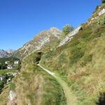 über die weitläufige Steilflanke wandern wir anstrengend auf einem schmalen Wanderweg den Hang entlang