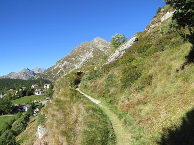 über die weitläufige Steilflanke wandern wir anstrengend auf einem schmalen Wanderweg den Hang entlang