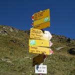 wir wandern geradeaus weiter und folgen den Weg Richtung Pass Lunghin