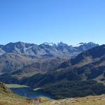 die Aussicht wird mit zunehmender Höhe grandioser. Am Horizont tauchen die Eisriesen z.B. der Piz Roseg auf