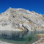 ...und erreicht schliesslich die von Gletschern geschaffenen weite Mulde, mit dem tiefblauen Lunghinsee 2485 m.ü.M.