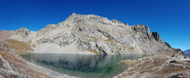 ...und erreicht schliesslich die von Gletschern geschaffenen weite Mulde, mit dem tiefblauen Lunghinsee 2485 m.ü.M.