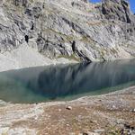 Blick zurück zum Lunghinsee. Der tiefblaue See gilt als Innquelle, oder auf Romanisch En der dem Engadin den Namen gegeben hat