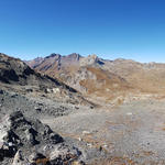 hier öffnet sich der Blick nach Westen zu den zahlreichen formschönen Gipfeln der Albula-Alpen und in das Tal des Septimerpass
