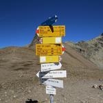 Wegweiser auf dem Pass Lunghin 2644 m.ü.M.