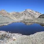 der Bergpfad führt uns zwischen zwei kleinen Seeaugen