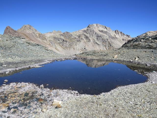 der Bergpfad führt uns zwischen zwei kleinen Seeaugen