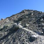 an der Weggabelung vorbei, führt der Berpfad weiter aufwärts. Wirklich ausgesetzt ist der Bergpfad nie