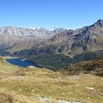 während dem ganzen Abstieg begleitet uns nun eine grandiose Aussicht auf die Oberengadiner Seenplatte und die umliegenden Berge