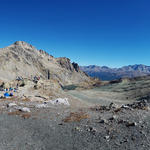 Blick von wo wir gekommen sind. Links Piz Grevasalvas, Bildmitte der Lunghinsee und rechts der Piz Lunghin