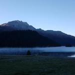 ...fahren am nebelverhangenen Silsersee vorbei...