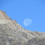 hinter dem Berninamassiv zeigt sich der Mond