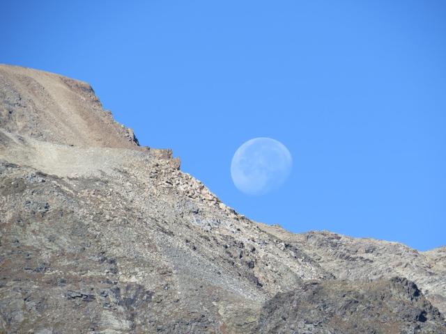 hinter dem Berninamassiv zeigt sich der Mond