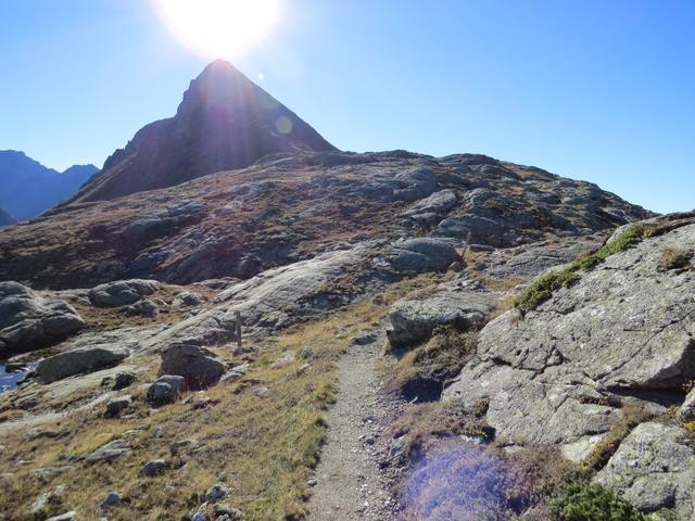 der Weg schlängelt sich über den welligen Höhenrücken namens Giuf, eine arktisch anmutende Landschaft