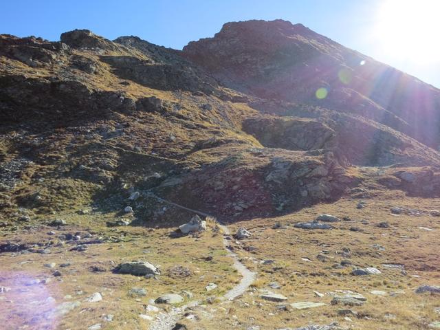 den Piz Campasc direkt vor unseren Augen, folgen wir den Rücken bis zum Bergfuss