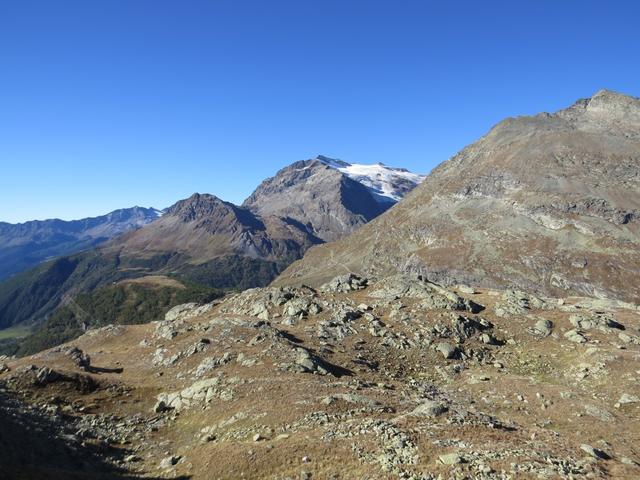 rechts von uns erkennen wir den Weg der zum Berghaus Sassal Mason führt. Dahinter Piz Canton und Varuna