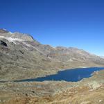 Blick zurück zum Lago Bianco einer der grössten im Engadin, aber im Unterschied zu den anderen Seen wurde er künstlich angele