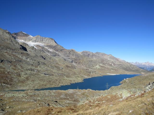 Blick zurück zum Lago Bianco einer der grössten im Engadin, aber im Unterschied zu den anderen Seen wurde er künstlich angele