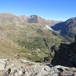 links von uns blicken wir auf das Val Laguné mit der Berninapassstrasse und Forcola di Livigno