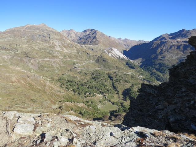 links von uns blicken wir auf das Val Laguné mit der Berninapassstrasse und Forcola di Livigno