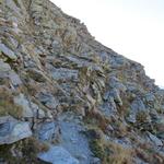 der Bergweg führt nun in die steile Bergflanke des Piz Campasc