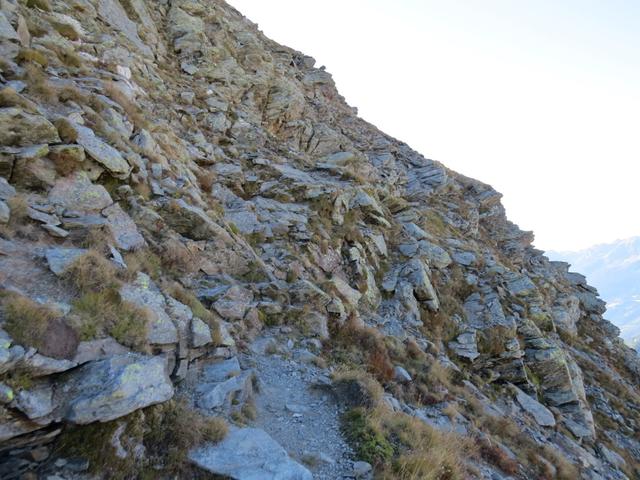 der Bergweg führt nun in die steile Bergflanke des Piz Campasc
