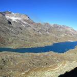 wir bleiben kurz stehen und betrachen die unglaublich schöne Aussicht auf Lago Bianco und Piz Cambrena