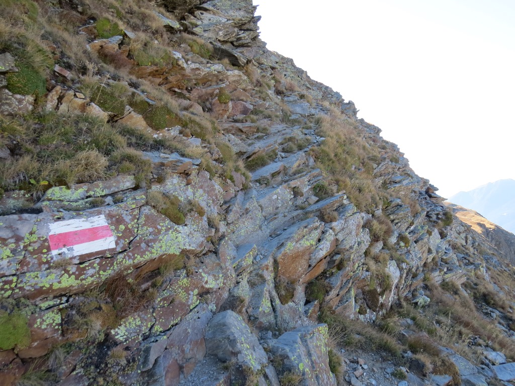 die Augen auf dem Bergpfad fokussiert, stolpern könnte böse Folgen haben, wandern wir weiter aufwärts