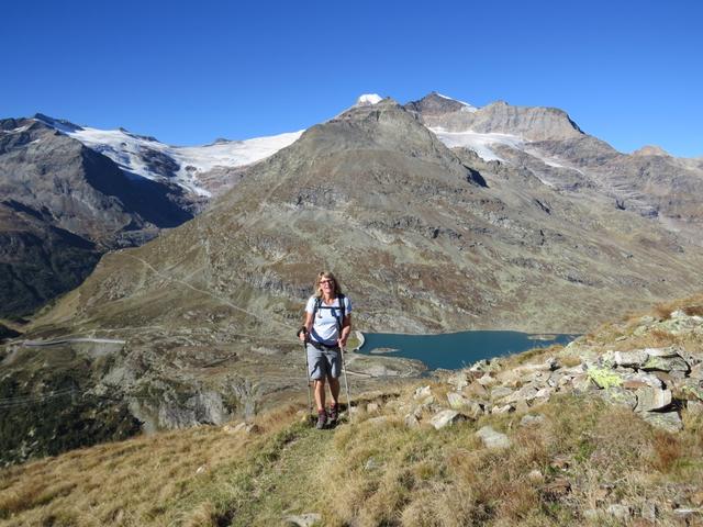 kurz vor dem Gipfel legt der Bergpfad eine Schlaufe ein