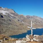 auf dem Piz Campasc steht ein einfaches wackeliges Holzkreuz, dafür ist die Aussicht umso überwältigender