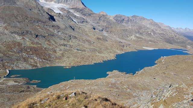 wir blicken hinunter zum hellen Lago Bianco. Er wird von Gletscherwasser vom Piz Cambrena gespeist