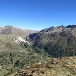 wir blicken in das Val Laguné mit der Berninapassstrasse und Forcola di Livigno