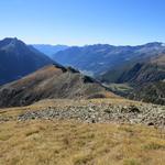 mit Blick auf den Fil da Prairol verlassen wir den Piz Campasc. Ein Aussichtspunkt der Sonderklasse