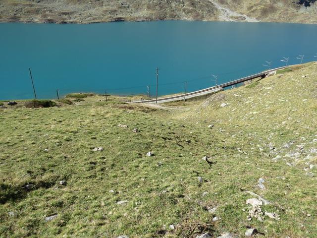 wir wandern fast weglos und ohne Markierungen, abwärts Richtung Lago Bianco