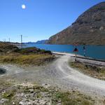 ...bis wir bei Punkt 2248 m.ü.M. den Seeuferweg der von der Bahnhaltestelle Ospizio Bernina kommt erreichen