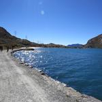 ...auf einem schönen ungeteerten Strässchen am Ufer des Lago Bianco entlang, Richtung Südende des fahlblauen Sees