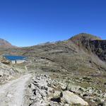 Blick zurück zum Südende des Lago Bianco mit Staumauer. Rechts gut ersichtlich der Piz Campasc