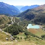 links liegt in greifbarer Nähe Alp Grüm. Rechts davon erkennen wir den Lagh da Palü mit seiner türkisblauen Farbe